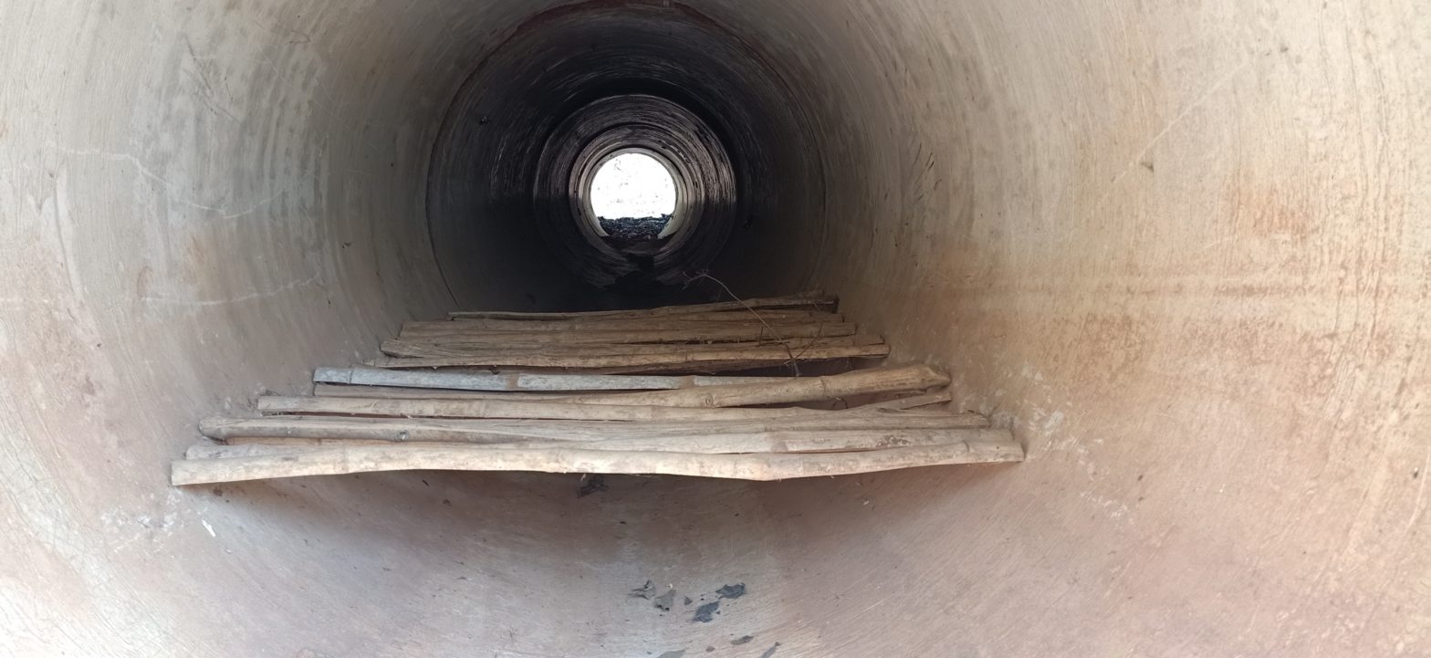 କଲଭର୍ଟ ଭିତରେ ଥିବା ବାଉଁଶ ଖଣ୍ଡର ଶଯ୍ୟା।