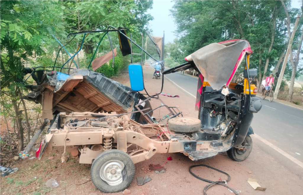 ଅଟୋ ଉପରେ ଚଢିଗଲା ଟ୍ରକ: ୩ ଘଟଣାସ୍ଥଳରେ ମୃତ, ୯ ଗୁରୁତର ଆହତ