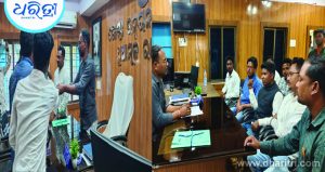 ଥୁଆମୂଳ ରାମପୁର: DMF ପାଣ୍ଠି ପାଇଁ ବିଡିଓଙ୍କୁ ସ୍ମାରକପତ୍ର