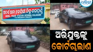 କାର ଭିତରୁ ରାଇଫଲ ସହ ୯୩ ହଜାର ଜବତ: ୩ ଜଣଙ୍କୁ କୋର୍ଟଚାଲାଣ
