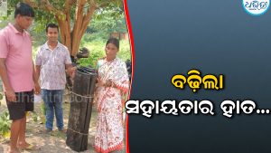 ବର୍ଷାପବନରେ ଉଡ଼ି ଯାଇଥିଲା ଟିଣ ଛପର, ଅସହାୟ ମହିଳାଙ୍କୁ ହାତ ବଢାଇଲେ…
