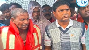 ନଦୀରେ ଭାସିଯିବାବେଳେ ସାହାରା ହେଲା ଗଛଡାଳ: ପୋଲ ଉପରୁ ଖସିପଡ଼ି ଅଧ କି.ମି. ଭାସିଗଲେ ବୃଦ୍ଧ